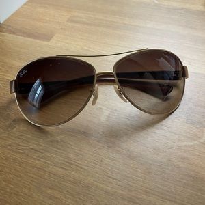 Woman’s Ray Ban Aviators